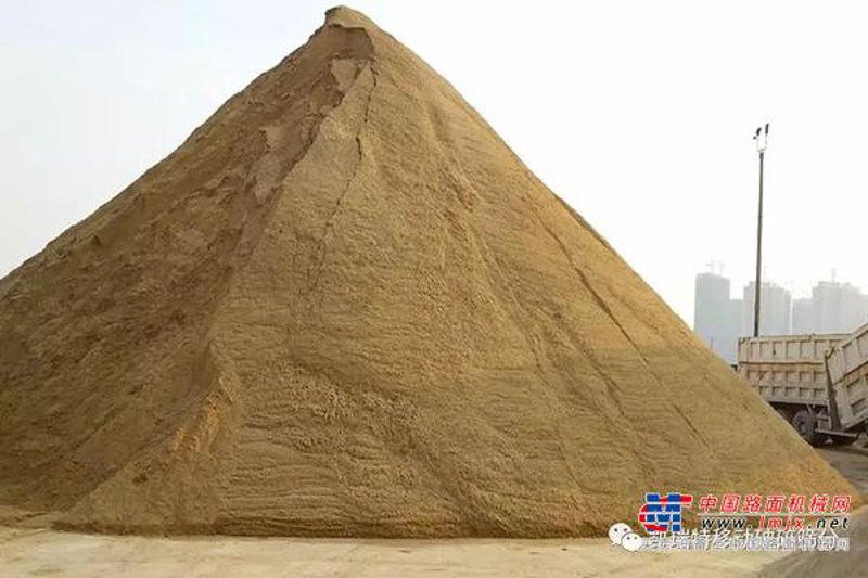 黄沙石子：自然与人工交织的艺术品